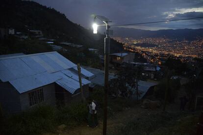 Un niño, bajo la luz de una farola en Antioquia (Colombia).