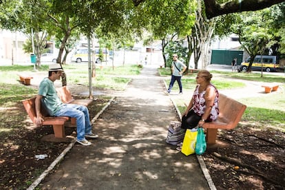 O caçador de rios Adriano Sampaio conversa com Dona Virgínia Telles, que vive no bairro há 50 anos e lembra de causos da região