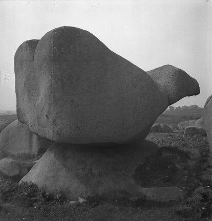 Fotografía de la roca 'de culo y dedo' en Ploumanach, 1936.