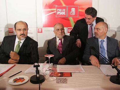 De izquierda a derecha, sentados, Juan Carlos Prieto, Víctor Morlán y José Antonio Pastor, en el acto de ayer.