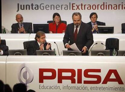 Ignacio Polanco, presidente de PRISA, de pie, recibe el aplauso del consejo al término de su intervención en la junta.