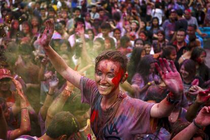 Cantos, bailes y colores durante la celebración del festival en una universidad de Bangkok, Tailandia.