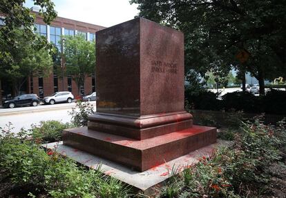 Miembros del Ku Klux Klan y de grupos de ultraderecha protestaron el sábado contra la decisión del ayuntamiento de Charlottesville de retirar una estatua del general confederado Robert E. Lee. Heather Heyer, una manifestante antifascista, murió atropellada por un supremacista blanco.