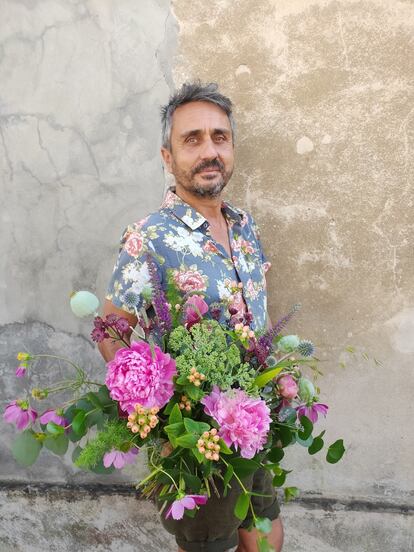 Ignacio Somovilla, con un ramo de flores.