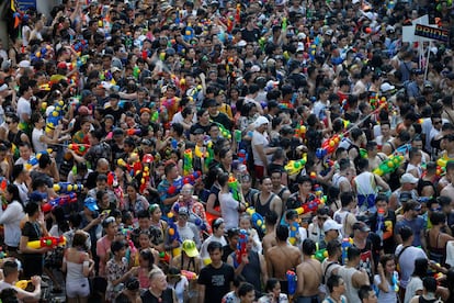 El Songkran, palabra que procede del sánscrito y que significa literalmente "entrada o comienzo", coincide con el final de la época seca que precede a las lluvias del monzón, sumamente importantes para las cosechas de arroz en Tailandia. Tres días en los que son muchas las calles de ciudades y pueblos que se cortan al tráfico y se llenan de gente.