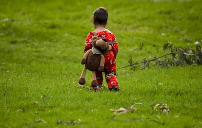 Un niño migrante venezolano camina en un campamento de acogida en Bogotá (Colombia).