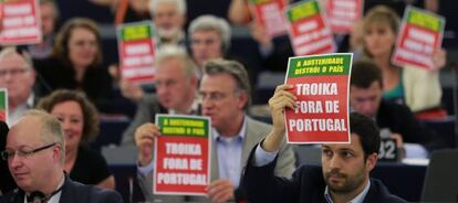 Miembros del Parlamento Europeo sostienen carteles pidiendo la salida de la troika de Portugal. 