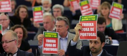 Miembros del Parlamento Europeo sostienen carteles pidiendo la salida de la troika de Portugal.