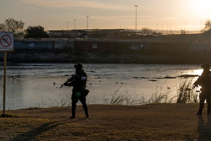 Policías mexicanos resguardan la frontera en Piedras Negras, Coahuila.