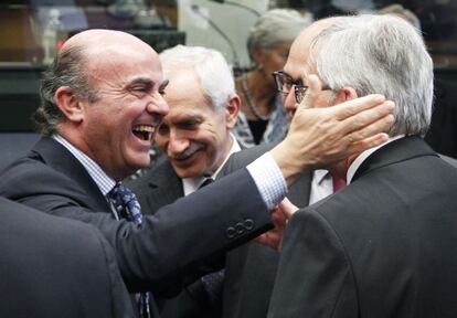 El ministro Luis de Guindos saluda a presidente del Eurogrupo