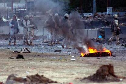 Soldados estadounidenses supervisan el escenario de la explosión frente a la Embajada de Australia en Bagdad.