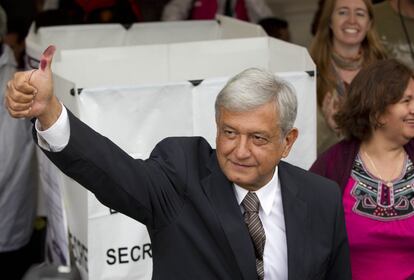 El candidato izquierdista, Andrés Manuel López Obrador, ha acudido a votar acompañado de su mujer y sus tres hijos a una de las casillas electorales de la capital mexicana.