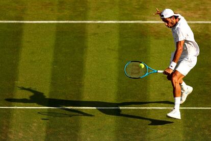 Feliciano devuelve de revés durante un partido en Wimbledon.