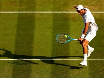 Feliciano devuelve de revés durante un partido en Wimbledon.
