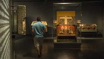 Peces de Sixena al Museu de Lleida: La cadira de Doña Blanca (que no es reclama) i tres caixes sepulcrals de priores del monestir, que sí que es demanen.