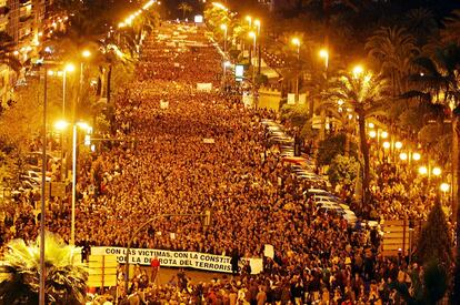 200.000 cordobeses recorrieron el paseo de la Victoria en repulsa a los atentados de Madrid.