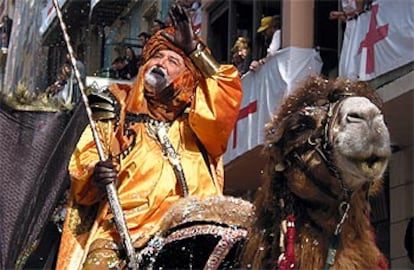 El capitán de la <i>filà</i> mora Chanos, ayer, durante el desfile en Alcoi.

 

/ CiO / GRAU PLA