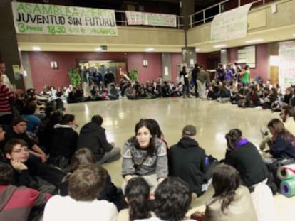Un grupo de estudiantes, en un encierro en la Complutense.
