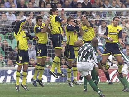 Assunçao lanza la falta del gol del Betis ante la barrera del Atlético.