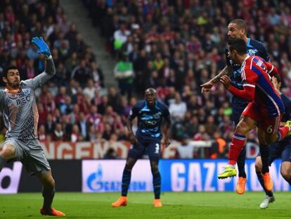 Thiago cabecea en el primer gol del Bayern.