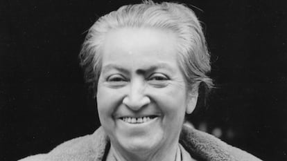 Chilean poet and Nobel prize-winner Gabriela Mistral during a press conference in London, 19th February 1946. (Photo by Eric Harlow/Keystone/Hulton Archive/Getty Images)