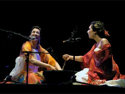Un momento del espectáculo 'Dulce Estrellla', con la cantante portuguesa Dulce Pontes y la cantaora granadina Estrella Morente.
