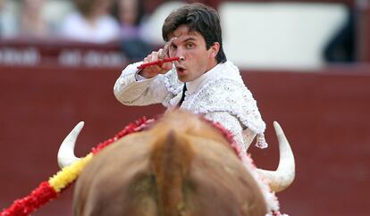 El diestro Juan del Álamo en su tercer toro de la tarde de Las Ventas. La Feria de San Isidro se prolongará hasta el 7 de junio.