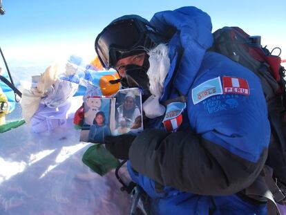 Vázquez-Lavado en la cima del Everest, a 8.848 metros sobre el nivel del mar, en 2016.