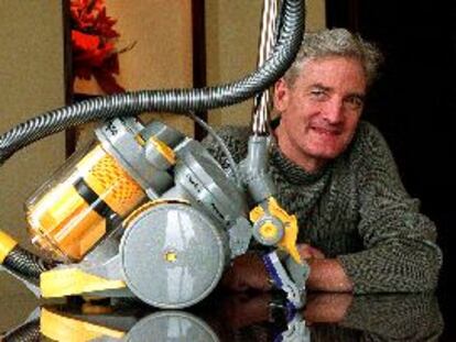 James Dyson, con una de sus aspiradoras.