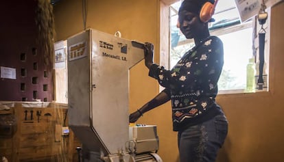 Lika Seck trabaja en una de las máquinas para reciclar plástico en Saint Louis, Senegal.