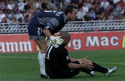 Westerveld consuela a Ronaldo, que se duele en el suelo.