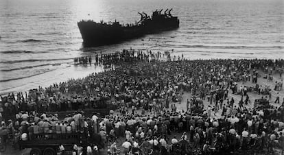Tel Aviv junio de 1948. Una multitud se agolpa en las playas de Tel Aviv para observar al Altena que portaba 500 inmigrantes judíos y armas.