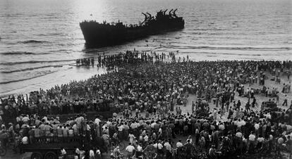 Tel Aviv junio de 1948. Una multitud se agolpa en las playas de Tel Aviv para observar al Altena que portaba 500 inmigrantes judíos y armas.