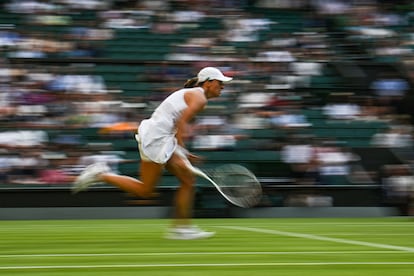 Iga Swiatek sprints during a match.