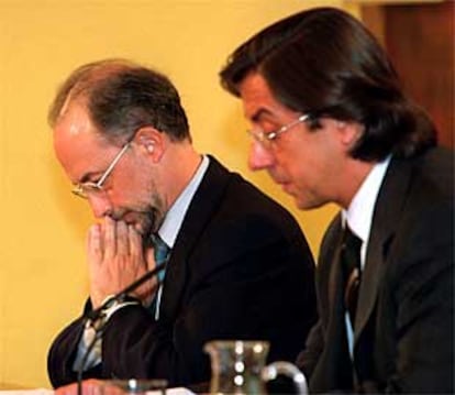 Cristóbal Montoro y Pío Canabillas,  en la rueda de prensa posterior al Consejo de Ministros.