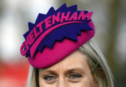 Una espectadora decoró su tocado para la ocasión con el nombre del Gran Premio de Cheltenham.