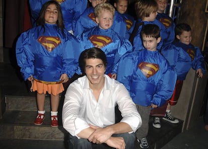 En 2005, la maquinaria estaba preparada para convertir a Routh en una gran estrella: el museo Madame Tussaud de Nueva York le dedicó su propia figura de cera. En la imagen, durante la inauguración rodeado de niños admiradores de Superman.