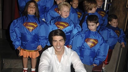 En 2005, la maquinaria estaba preparada para convertir a Routh en una gran estrella: el museo Madame Tussaud de Nueva York le dedicó su propia figura de cera. En la imagen, durante la inauguración rodeado de niños admiradores de Superman.