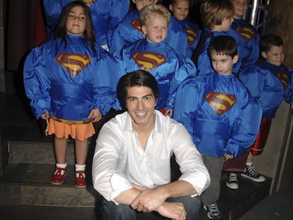 En 2005, la maquinaria estaba preparada para convertir a Routh en una gran estrella: el museo Madame Tussaud de Nueva York le dedicó su propia figura de cera. En la imagen, durante la inauguración rodeado de niños admiradores de Superman.
