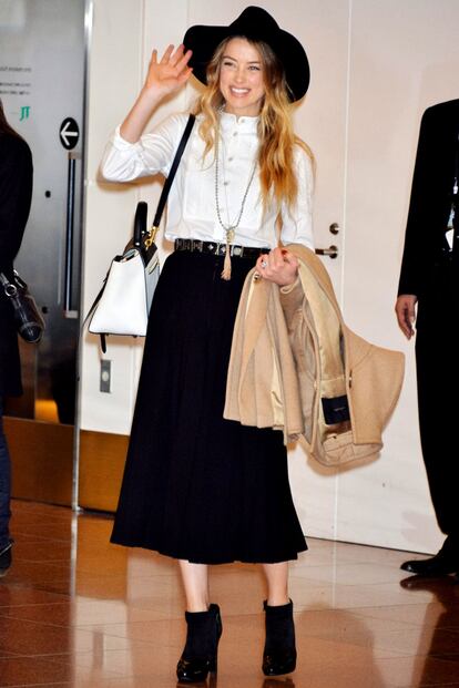 En el aeropuerto de Tokyo pudimos ver a Amber Heard con un estilismo perfecto. Los complementos (sombrero, cinturón, colgantes...) convierten un look que podía ser aburrido en uno muy especial.