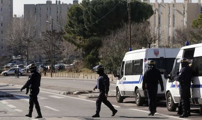 membres dels cossos de seguretat francesos acordonen l'accés al barri marsellès de La Castellane, on hi ha hagut un tiroteig.