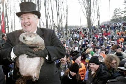 Bill Deeley, encargado de oficiar la ceremonia, sostiene a la marmota antes de soltarla.