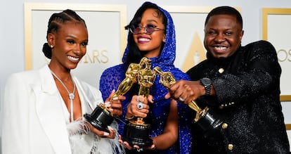 Tiara Thomas, H.E.R. y Dernst Emile II, ganadores de la estatuilla a la mejor canción original por 'Fight For You', de la película 'Judas y el mesías negro'. 