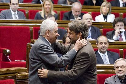 Pasqual Maragall abraza a Ernest Benach, reelegido presidente del Parlamento catalán.