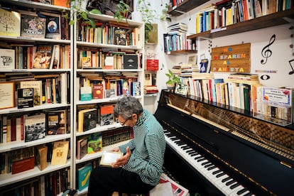 Tráfico de Libros cuenta con un piano para todo el que quiera tocarlo. Ante él se sientan desde estudiantes hasta bandas de jazz, dúos líricos oaficionados que nunca tuvieron uno propio.