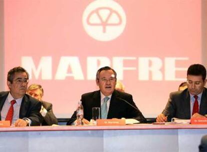 El presidente de Mapfre, José Manuel Martínez, en el centro, durante la junta de accionistas.