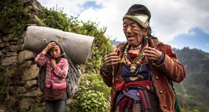 Manisha, de 11 años, y su abuela, posan en la aldea de Grang, en Rasuwa, en el valle de Langtang.