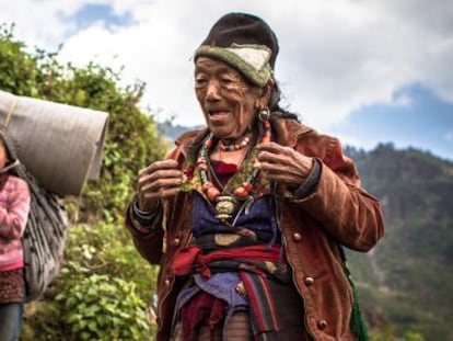 Manisha, de 11 años, y su abuela, posan en la aldea de Grang, en Rasuwa, en el valle de Langtang.