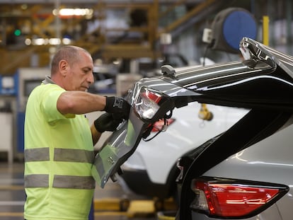 Un trabajador en la fábrica de Ford en Almussafes, Valencia.