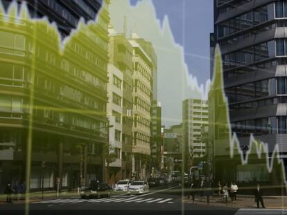 Panel de cotizaci&oacute;n en el distrito financiero de Tokio